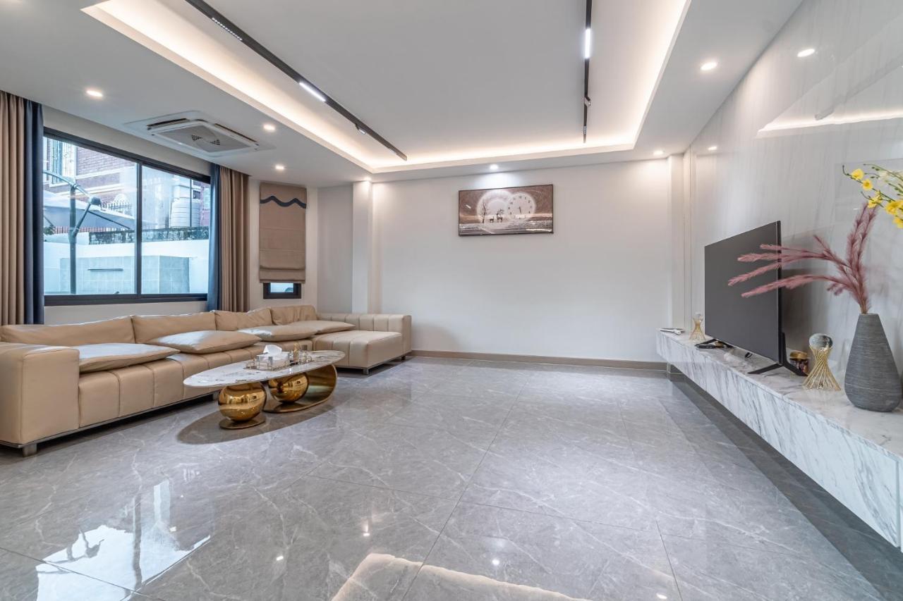 King 【芭提雅市中心独栋villa】【泳池】【5卧7卫】【独立ktv包厢】【豪华装修】 Villa *