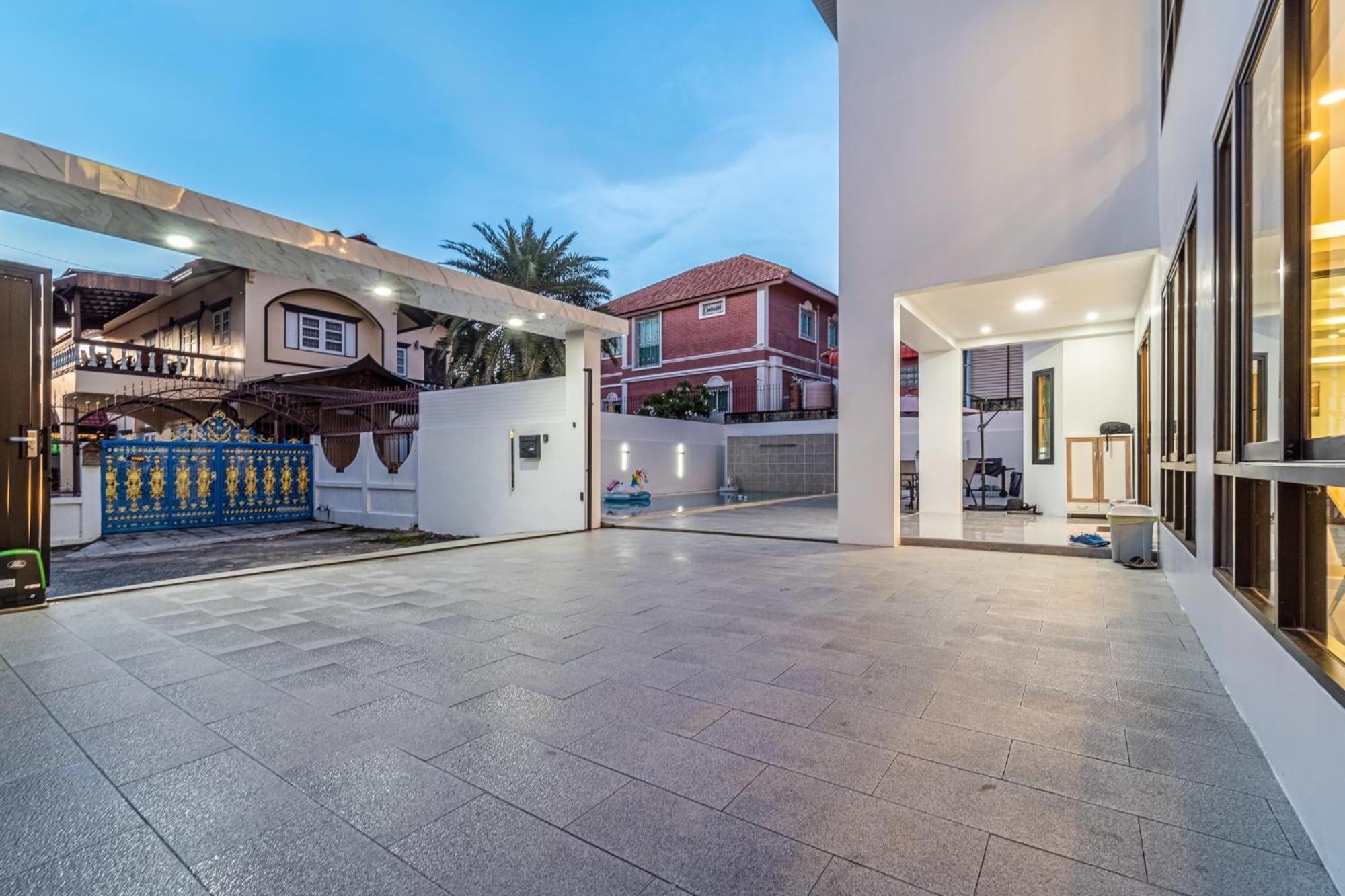 Villa King 【芭提雅市中心独栋villa】【泳池】【5卧7卫】【独立ktv包厢】【豪华装修】 *